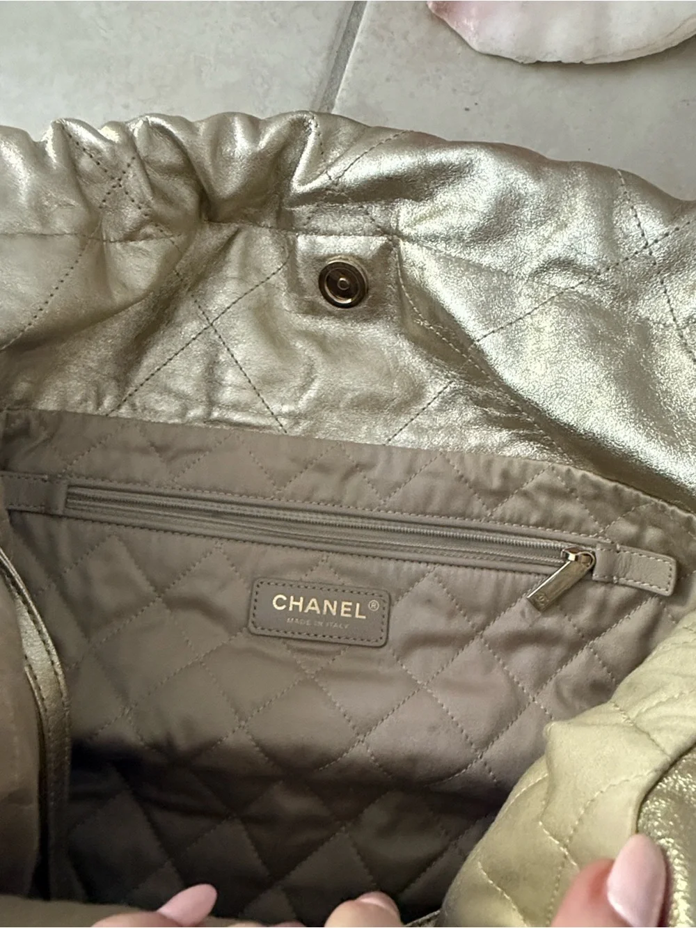 CHANEL 2022 🦄 Metallic Gold Quilted Drawstring Shoulder Bag with Chain